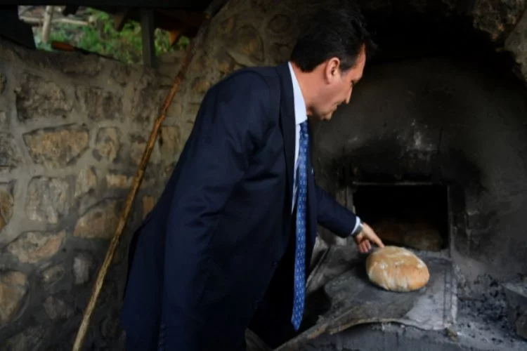 Dündar köy fırınında ekmek pişirdi