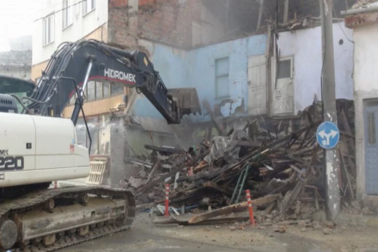 Bursa'da metruk bina yıkımı!