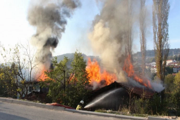 Bursa'da üç ev yanarak küle döndü!