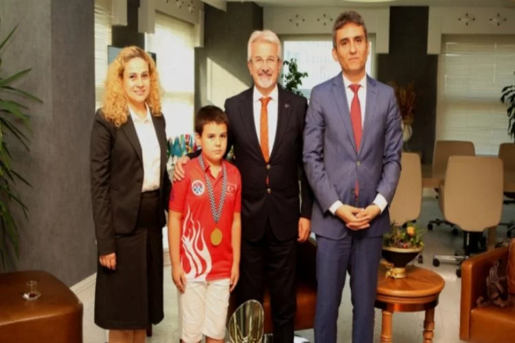 Başkan Turgay Erdem, 8 yaşındaki şampiyonu ağırladı