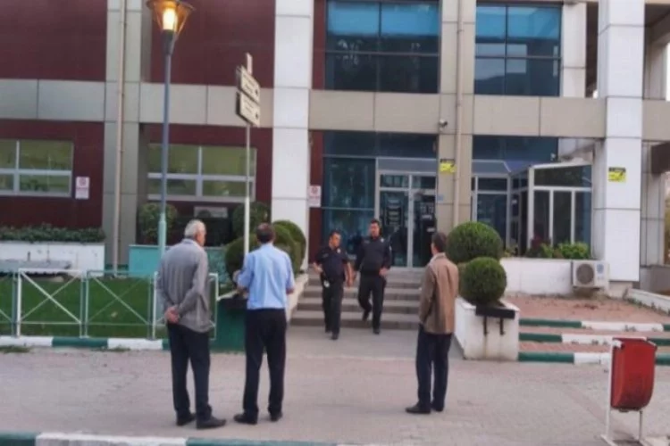 Bursa'da belediyenin camını kırıp,  güvenlikçiyi darp etti!