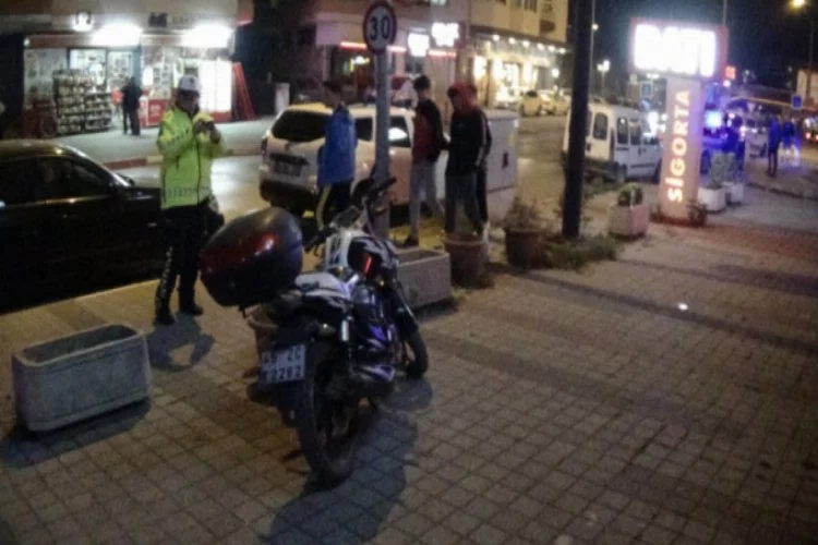 Bursa'da otomobiline çarpan motosiklet sürücüsüne dayak!