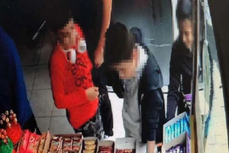 Bursa'da büfeden çikolata hırsızlığı kamerada