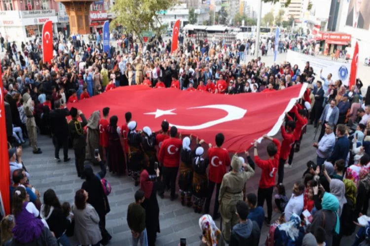Bursa'da Cumhuriyet Bayramı'nda gençlik meydanlarda