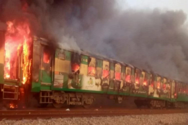 Pakistan'da büyük tren yangını faciası!