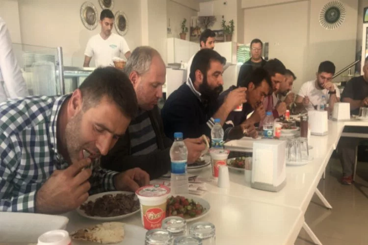 Bursa'da 25 porsiyon döneri yemek için yarıştılar!
