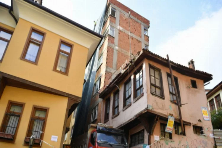 Bursa'nın tarihi sokağında 6 katlı kaçak bina inşa etmişler...