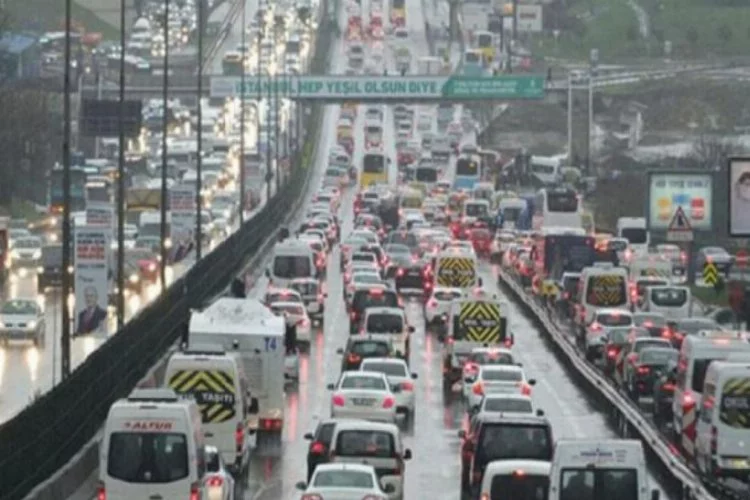 Yağmur İstanbul'da trafiği felç etti