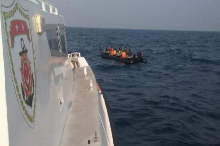 Sürüklenen bottaki 28 kaçak göçmen kurtarıldı