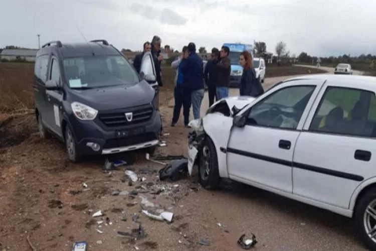 Bursa'da kamu görevlilerini taşıyan araç kaza yaptı!