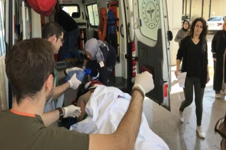 Bursa'da sepet ters döndü, iki işçi beton zemine düştü