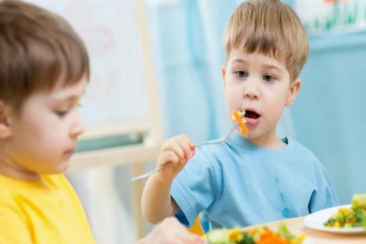 İştahsız çocuğa güler yüzlü yemek sunun