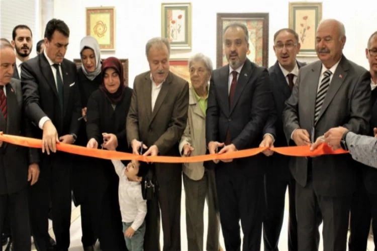 Mustafakemalpaşa eski belediye başkanının eşi ebru sergisi açtı