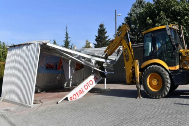 Bursa'da ruhsatsız iş yeri yıkıldı