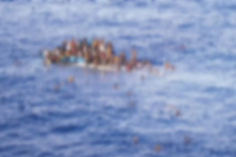 Göçmen teknesi kayalara çarparak battı
