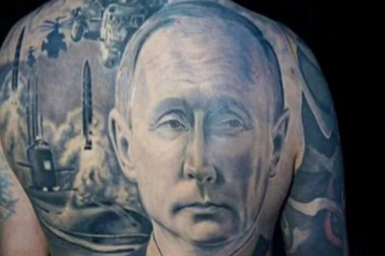 Dev Putin dövmesini sırtına yaptırdı
