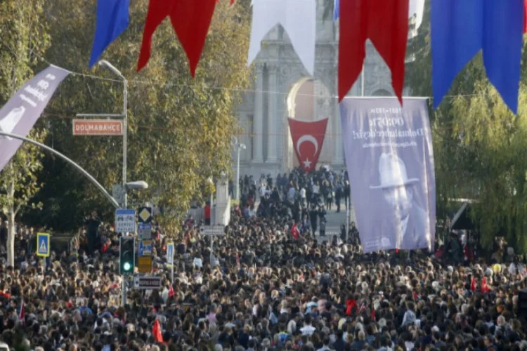 Atatürk'e koştular... Dolmabahçe önünde tarihi kalabalık!