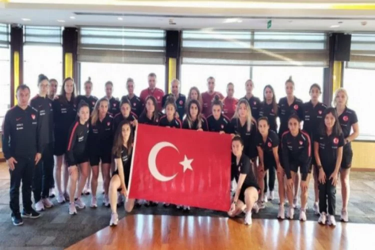 Kadın Milli futbolcular Atatürk'ü andı