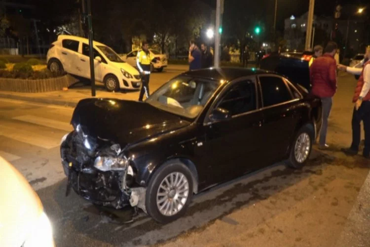 Bursa'da refüje oturan arabada bulunan 3 kişi yaralandı!