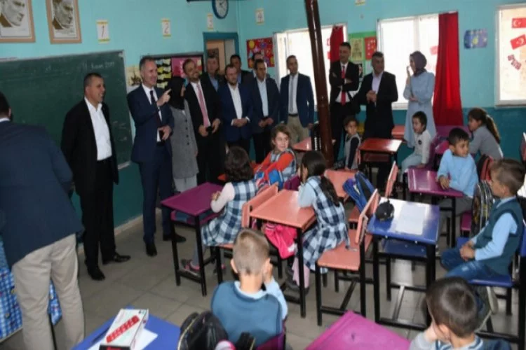 Bursa'da ilkokul öğrencilerine kitap dağıttılar