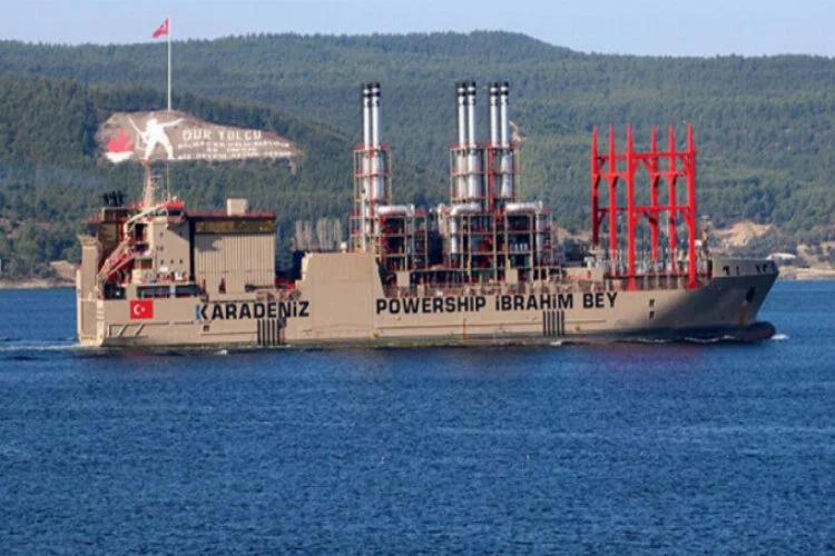 Yüzen enerji gemisi Çanakkale Boğazı'ndan geçti