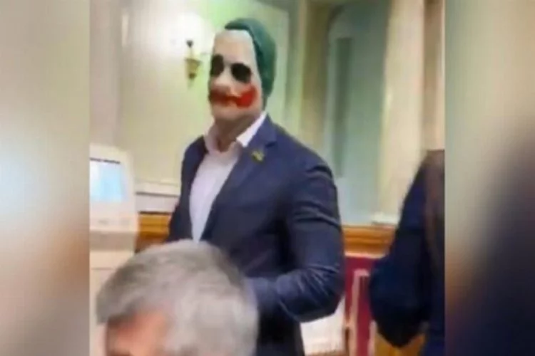 Parlamentoya Joker maskesiyle geldi