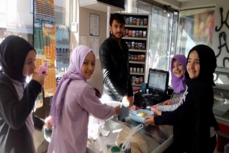 Bursa'da öğrenciler kapı kapı gezip gül suyu ve lokum dağıttı