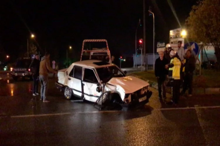Bursa'da otomobile TIR çarptı, faciadan dönüldü!