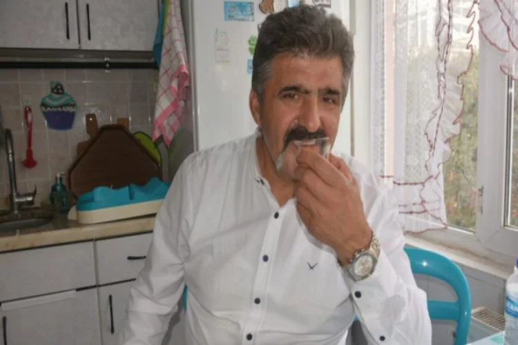 Bursa'da 40 yıldır cam yiyor! "İlk olarak orada başladım"
