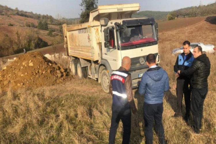 Bursa'da kaçak hafriyat döken kamyona ceza!