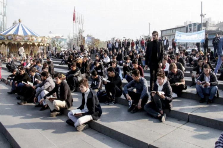 Bursa'da gençler kent meydanında kitap okudu