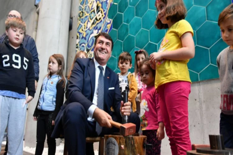 Başkan Dündar, ilk akçeyi çocuklar için bastı