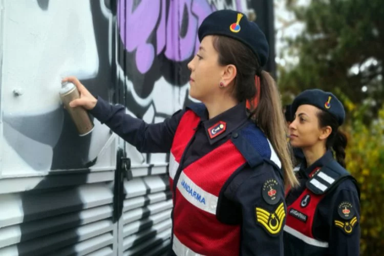 Bursa'da kadın astsubaylar grafitiyle dikkat çekti