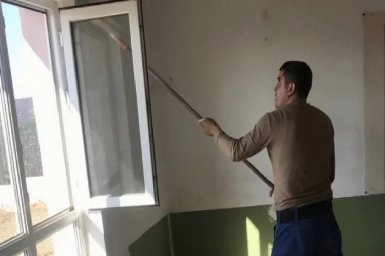 Bursa'da jandarma köy okulunu boyadı