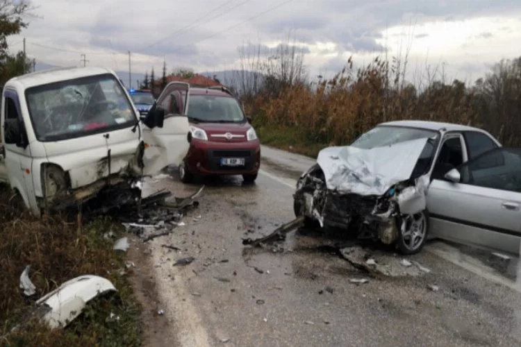 Bursa'da otomobil ile kamyonet çarpıştı! Yaralılar var