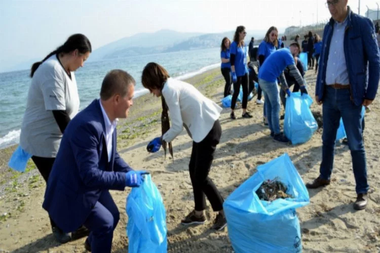 Mudanya'da işçiler çevre temizliği yaptı