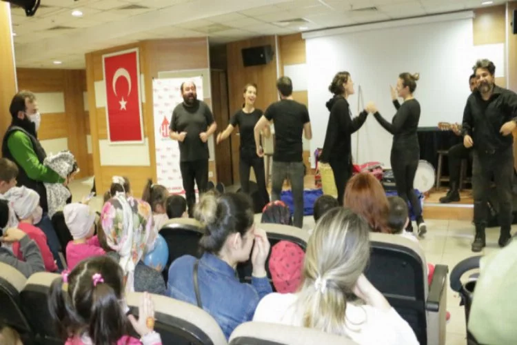Bursa'da Masal Gezginleri yüzleri güldürüyor