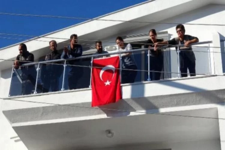 Yıkım ekibini görünce balkona Türk bayrağı astılar