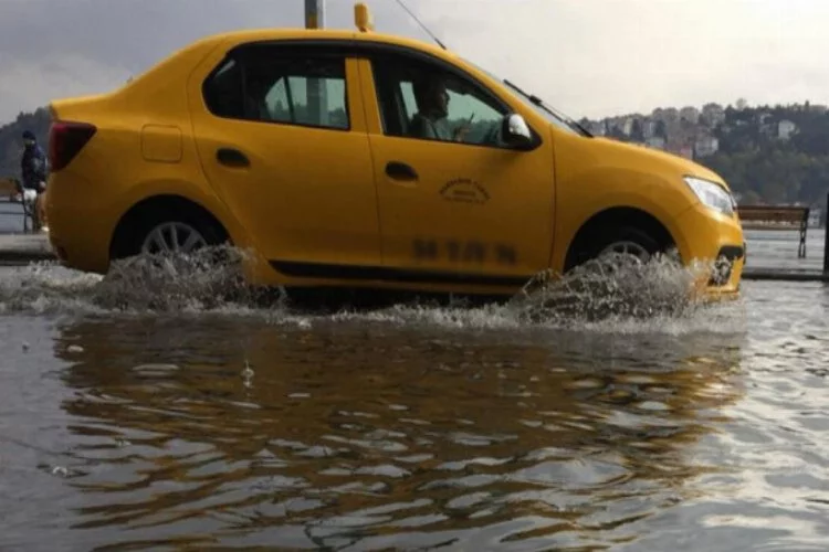 İstanbul'da yolları su bastı!
