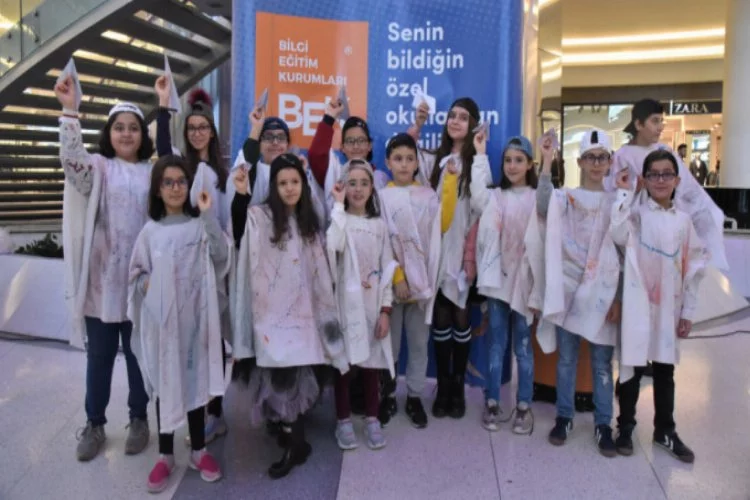 Bursa'da manifestolar havada uçuştu