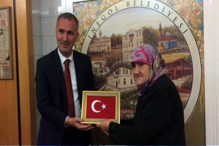 Bursa'da Türk bayrağını öpen Nadire nineyi, belediye başkanı makamında ağırladı