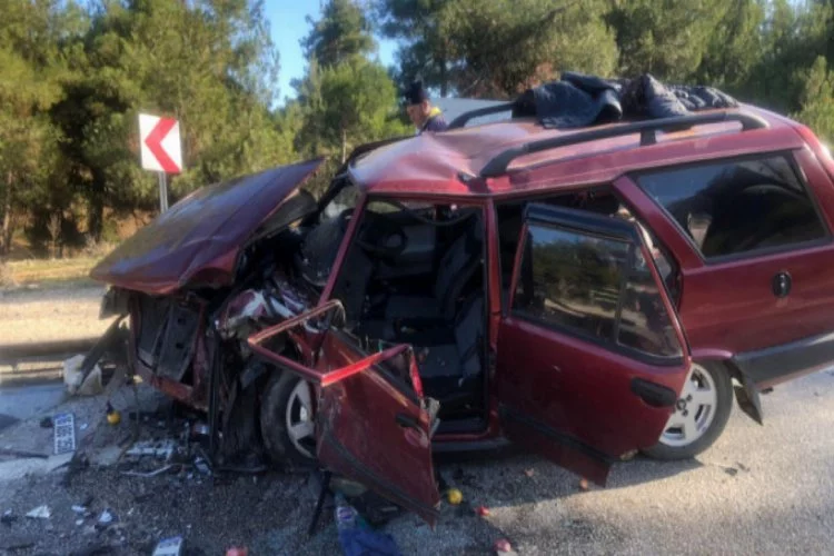 Bursa'da otomobiller kafa kafaya çarpıştı! Yaralılar var