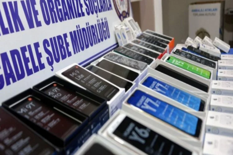 Seyyar satıcıdan 90 bin liralık kaçak telefon çıktı