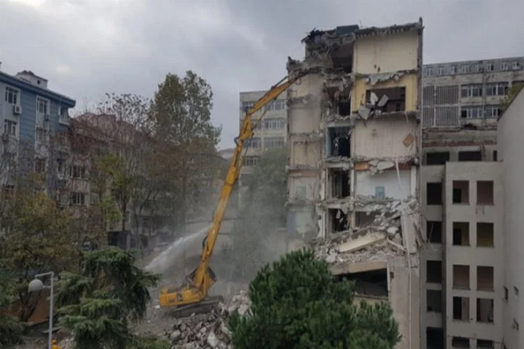 İstanbul Üniversitesi Tıp Fakültesi Diş Hekimliği binasında yıkım başladı