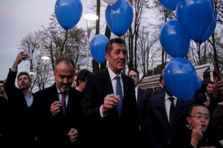 Bakan Selçuk, Bursa'da engellilerle gökyüzüne balon bıraktı