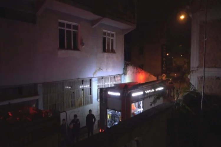 Bursa'da çöp dolu evde yangın paniği!