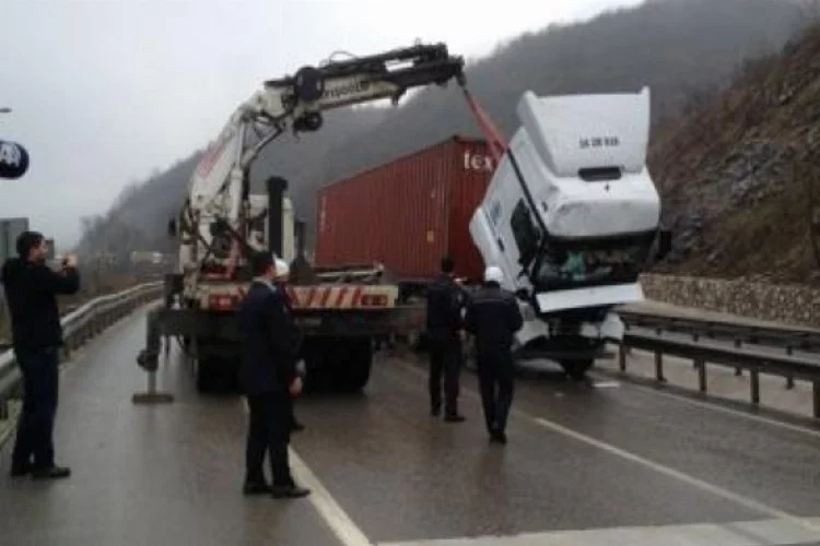 Bursa-İstanbul yolu kaza sebebiyle 2 saat kapandı