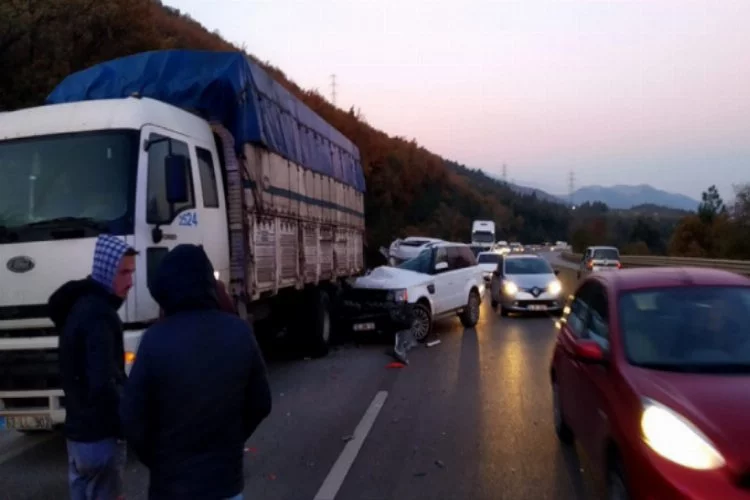 Bursa'da lüks araç, kamyona arkadan çarptı!