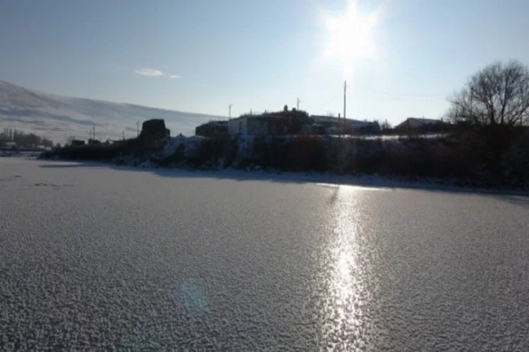Soğuktan göl dondu!