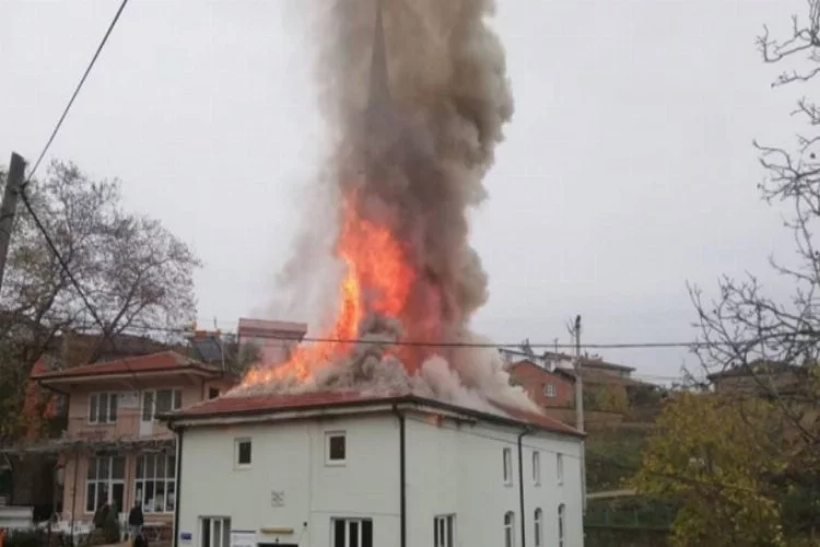 Bursa'da caminin çatısı alev alev yandı